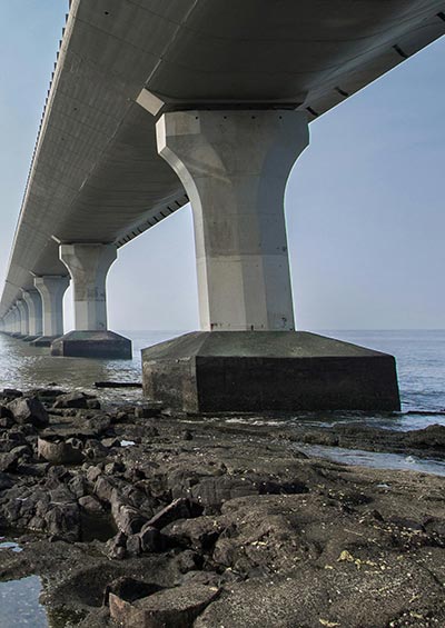 Bridge pier supported the ground